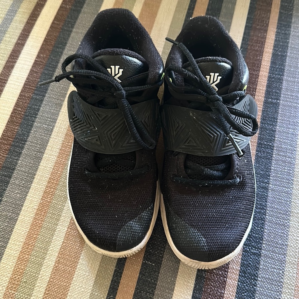 Boys Nike Kyrie Flytrap shoes